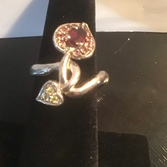 Gorg! Peridot and garnet SS ring. Size 6